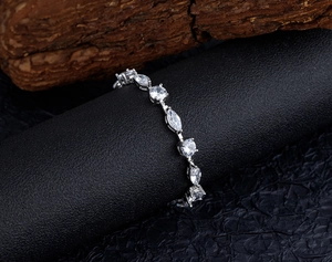 Dettaglio macro del bracciale in argento S925 con pietre rotonde e marquise alternate fini