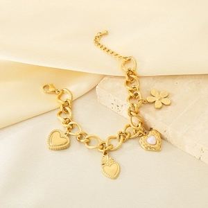 Detail von 18K vergoldetem Edelstahlarmband mit Herz und Blumenanhängern auf Seide