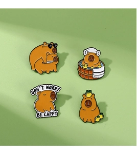 Lot de quatre broches en émail Capybara aux motifs mignons pour sacs et vêtements