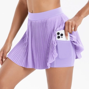 Detail des hellvioletten Faltenrock-Shorts mit praktischer Seitentasche für Handys