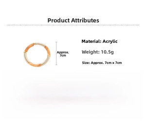 Détail du bracelet géométrique en acrylique avec texture spirale orange et dorée élégante