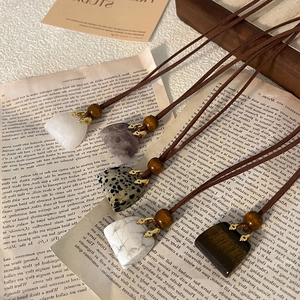 Vintage Leather Cord Necklace With Mini Bag Shaped Stone Pendant Wood Bead Accent French Style Retro Clavicle Chain Jewelry For Women