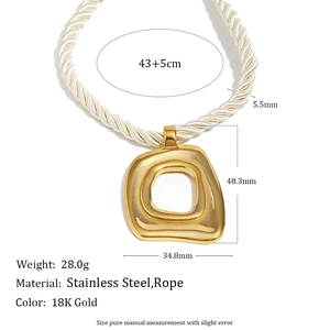 18K vergoldeter Edelstahl Quadrat-Anhänger an dicker weißer Kordelkette für Damen