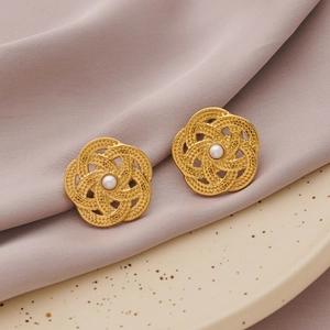 Orecchini a fiore intrecciato dorato con perle su seta lilla e un vassoio in ceramica