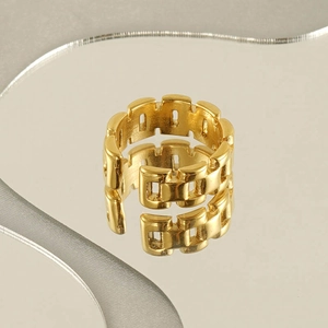 Detailed macro shot of a gold hollow chain link ring with a reflective mirror finish