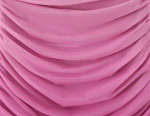 Dettaglio ravvicinato del tessuto a rete rosa con trama plissettata e design a pieghe