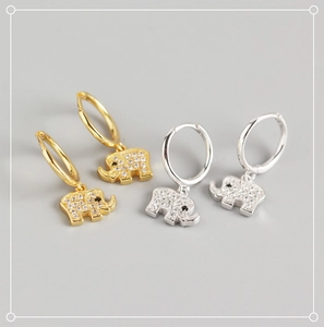 Detail von S925 Silber Elefanten-Ohrringen in Gold und Silber mit funkelnden Steinen