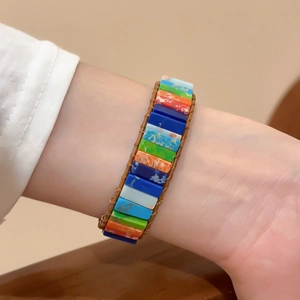 Détail du bracelet en cuir tressé avec des perles de pierre carrées multicolores vives