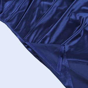 Vista macro dettagliata del tessuto satinato blu scuro e delle cuciture sul vestito