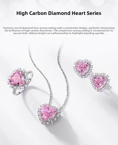 Dettaglio macro di un set di gioielli con diamanti rosa a cuore e argento sterling 925