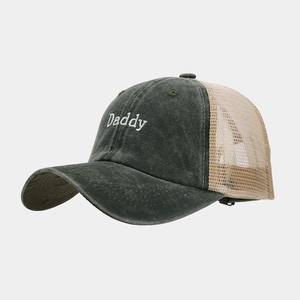 Seitenansicht der gewaschenen Mesh-Baseballkappe mit weißem Daddy-Stickereilogo