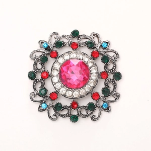 Vintage-Schmuckzubehör mit bunten Strasssteinen und rosa Schmuckstein in Blumenform