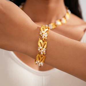 Elegante bracciale a foglia d'oro con perle bianche e zirconi luccicanti da donna