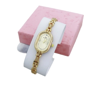 Montre à quartz dorée élégante pour femme avec cadran ovale et bracelet chaîne fin