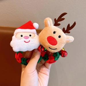 Détail de chouchous de Noël en peluche avec motifs de Père Noël et de rennes