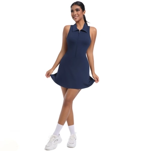 Détail de la robe de tennis bleu marine avec col zippé et tissu hautement élastique