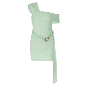 Détail de la robe moulante vert clair avec fronces latérales et anneau métallique