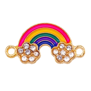 Détail d'un pendentif arc-en-ciel coloré avec base dorée, émail et cristaux scintillants