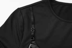 Nahaufnahme der verstellbaren Schnallen und Spitzen-Details am schwarzen Slim-Fit-Top