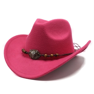 Dettaglio cappello da cowboy rosa con ornamento testa di toro e perline di legno su corda