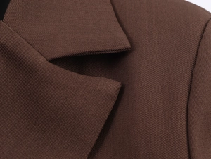 Makro-Detail des braunen Twill-Blazer-Revers zeigt hochwertige Stofftextur und Finish