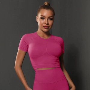 Détail d'un ensemble de sport sans couture rose montrant la texture du legging taille haute
