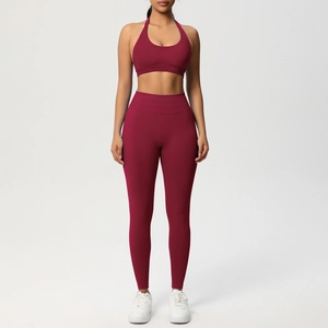 Dettaglio del set reggiseno sportivo allacciato al collo e legging yoga bordeaux