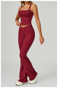 Détail du pantalon de yoga évasé à taille haute et haut court avec taille croisée
