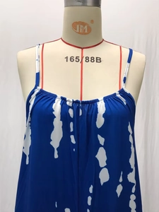 Detail eines königsblauen Sommer-Jumpsuits mit weißem Batikmuster und Trägern