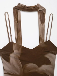 Dettaglio dell'abito midi in mesh drappeggiato con stampa marrone e spalline sottili
