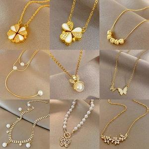Collection de neuf colliers en acier titane doré avec pendentifs cœur et perles sur soie