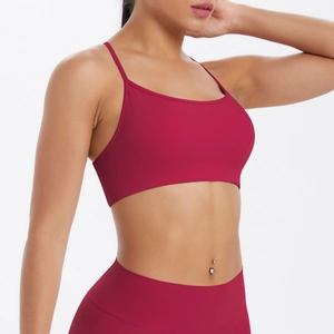 Détail d'un ensemble de yoga bordeaux avec soutien-gorge de sport et legging taille haute