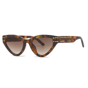 Retro cat-eye sunglasses with tortoiseshell frame and gradient brown lenses