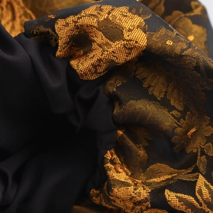 Canotta corta dolce in tessuto jacquard nero e oro con silhouette a palloncino alla moda