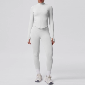 Completo yoga grigio con giacca slim a collo alto e leggings a vita alta, vista dell'intero set