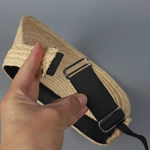 Detail des elastischen Bandes und der Silberschnalle am verstellbaren Strohhut-Stirnband