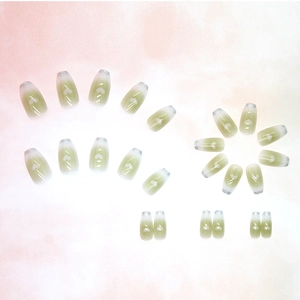Faux ongles ballerine dégradé vert avec motifs de cœurs blancs et paillettes argentées au bout