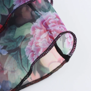 Schulterfreies Organza-Crop-Top mit Pfingstrosen-Print und schwarzer Overlock-Naht am Rand