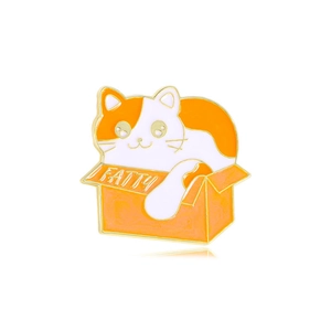 Pin's créatif en émail chat orange dans son carton avec contours en métal doré
