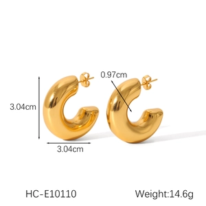 Detailed view of chunky C-shaped gold earrings with dimensions 3.04cm and weight 14.6g