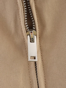 Detail des hochwertigen silbernen Metallreißverschlusses am khakifarbenen Twill-Kurzmantel