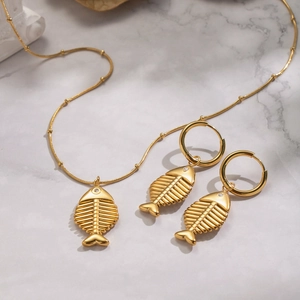 Elegante set collana e orecchini a lisca di pesce placcato oro con piccoli cristalli