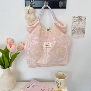 Détail du sac cabas rose avec broderie papillon blanche et poignée en corde