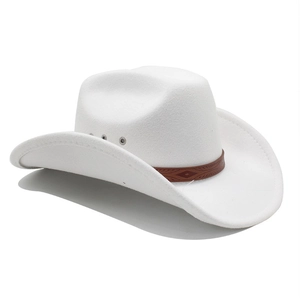 Dettaglio cappello cowboy bianco con cinturino in pelle goffrata e occhielli in metallo