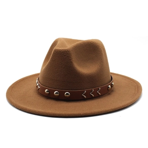 Détail du chapeau en laine avec ruban en cuir brun, rivets argentés et décor en V