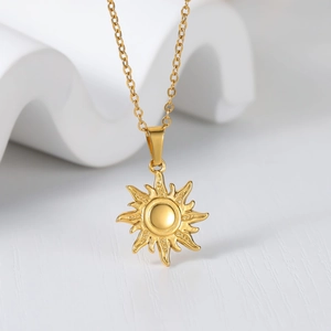 Minimalistische 3D Sonnenanhänger-Halskette aus Gold-Edelstahl für Damen auf weißem Display