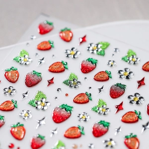 Stickers à ongles 3D dorés avec motifs de fraises rouges et fleurs sur fond blanc