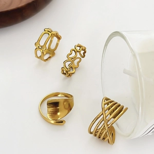 Lot de quatre bagues en acier inoxydable plaqué or 18 carats avec motifs de coeur