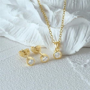 Detalle del conjunto de joyas de plata S925 con circonitas redondas y sellos grabados