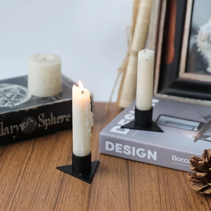 Portavelas minimalista de metal negro con base triangular geométrica decorativa